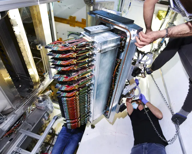 LHCb VELO closes fully for the first time