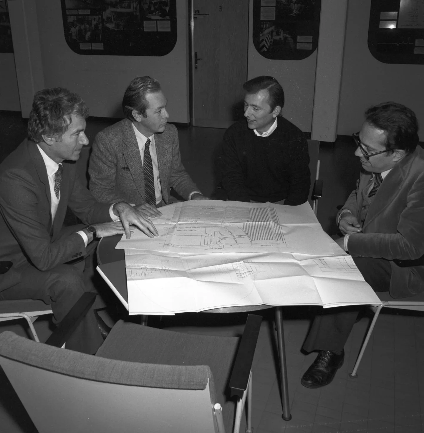 Discussing an experiment at LEP