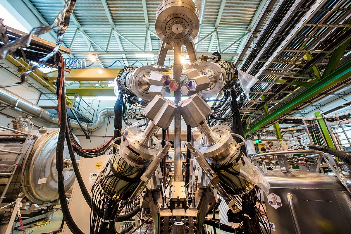 Investigating exotic structures of exotic nuclei with Miniball